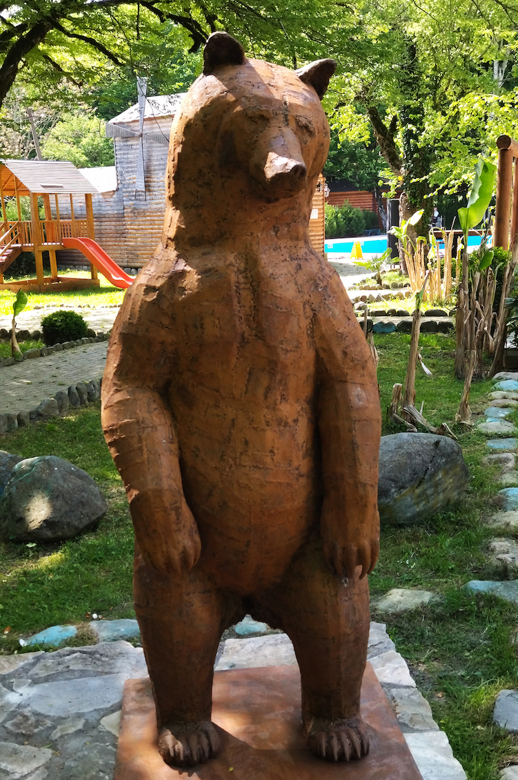 Monumentale Skulptur vor Architektur